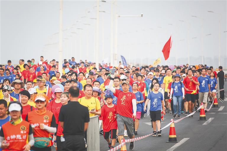 2019海南万人健步大会现场。袁琛 摄